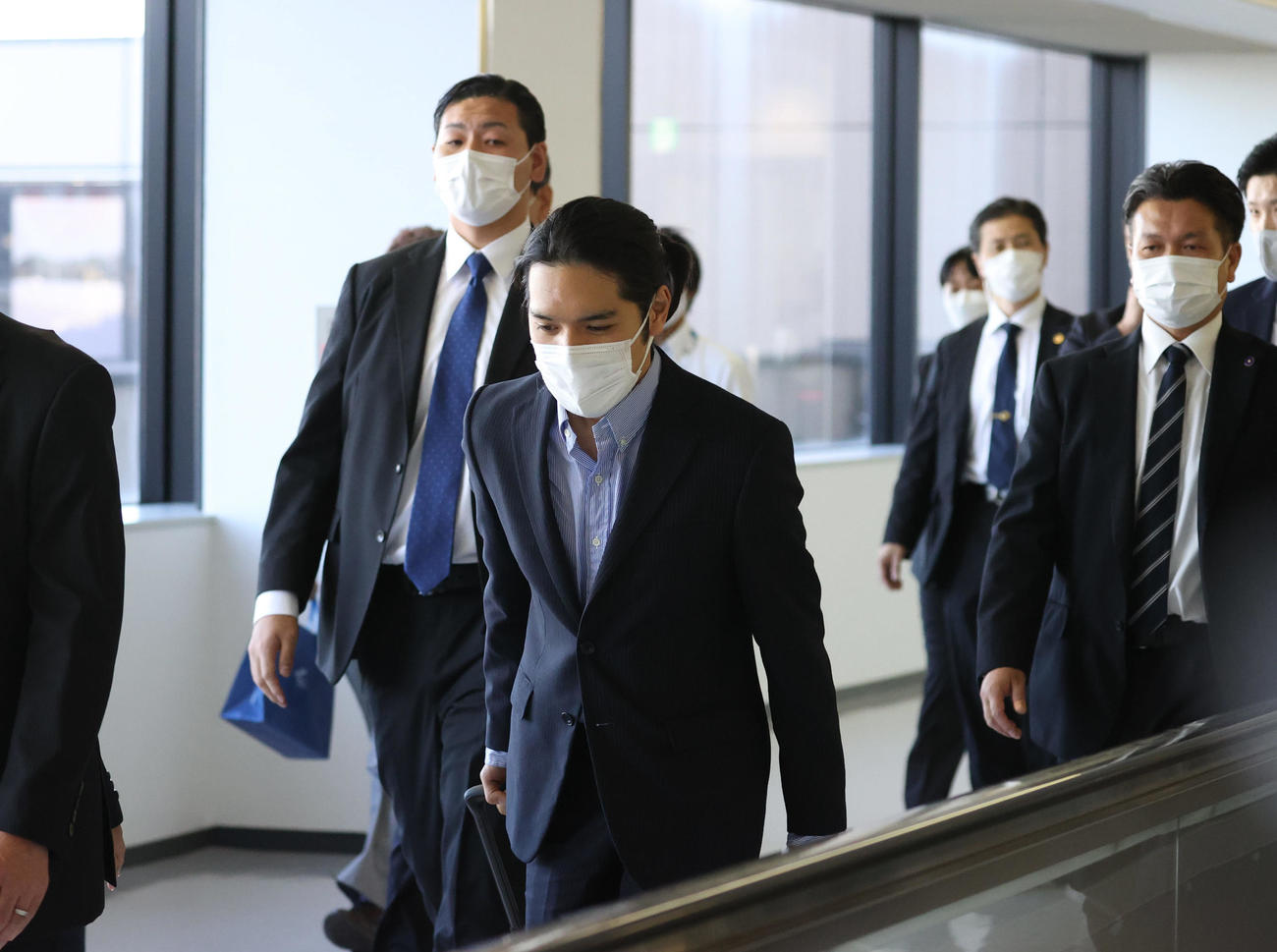 成田空港に到着し、報道陣に一礼する小室圭さん（撮影・狩俣裕三）
