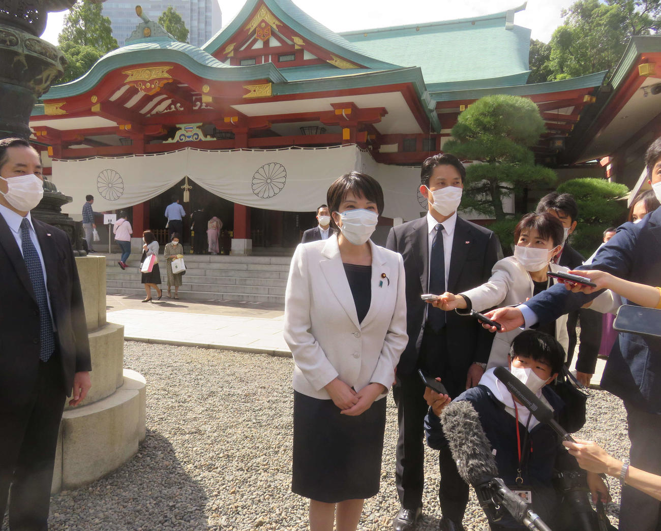 高市早苗前総務相は東京・日枝神社に参拝し、必勝祈願した後に会見した（撮影・大上悟）