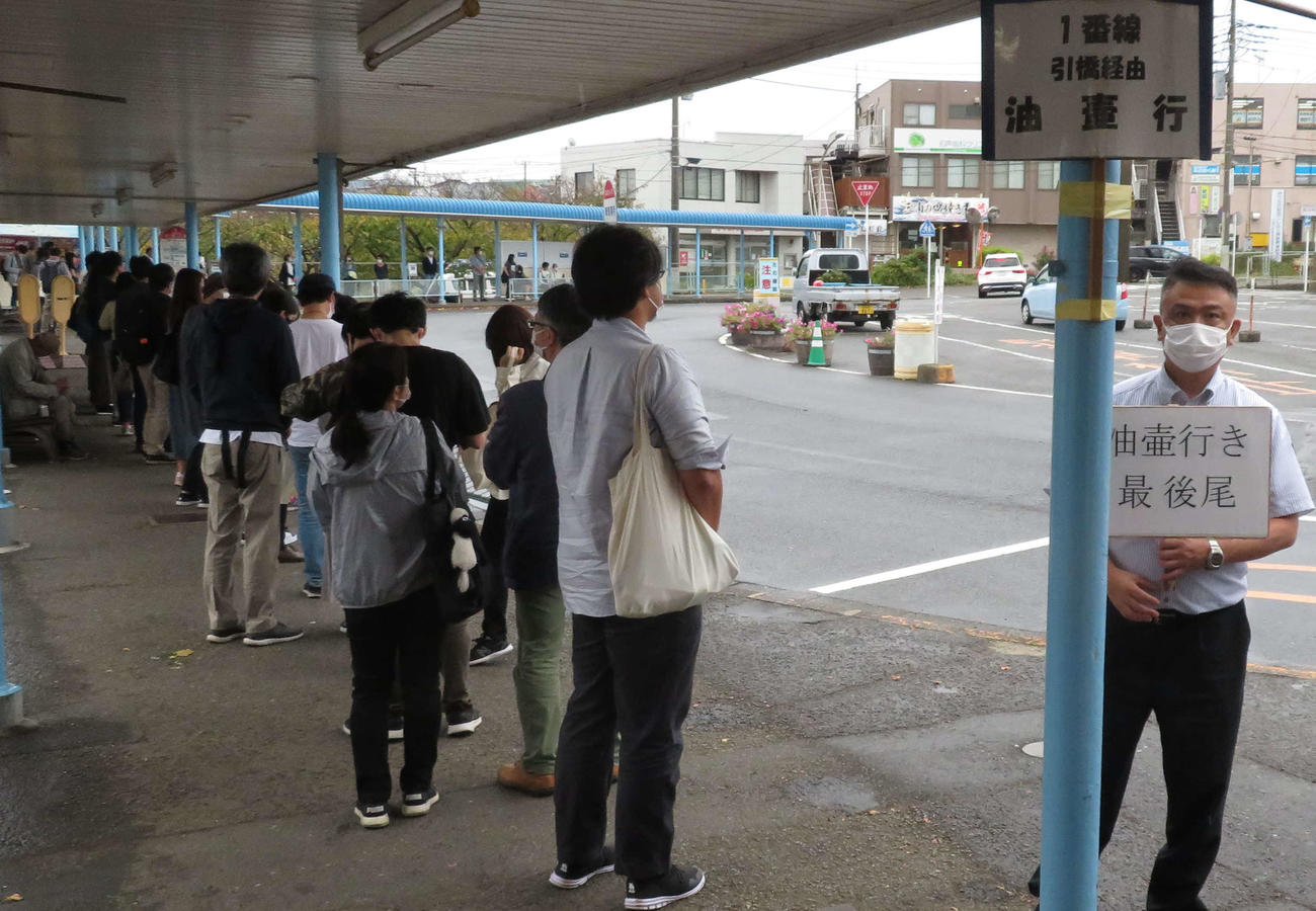 三崎口駅のバス停には京急油壺マリンパークを目指す人で長い行列ができた（撮影・寺沢卓）