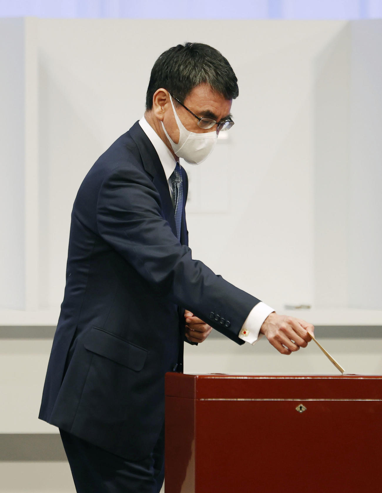 自民党総裁選の決選投票で、投票する河野行革相（共同）