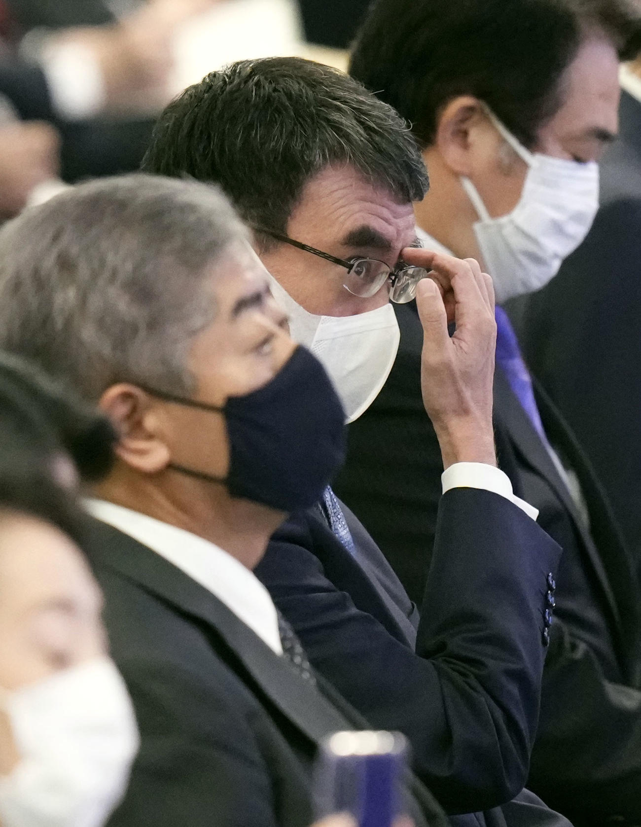 自民党総裁選の投票結果を見る河野行革相（共同）