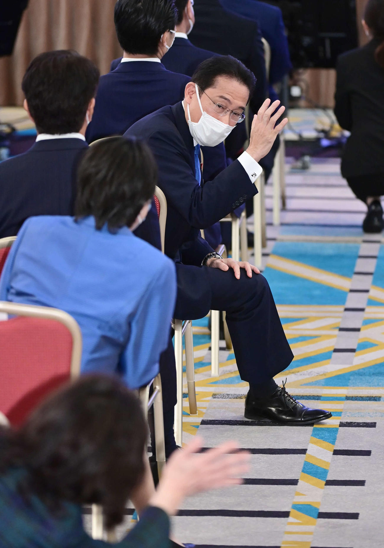 自民党総裁選で決戦投票の末に自民党新総裁となった岸田文雄前政調会長は（手前から）野田聖子幹事長代行、高市早苗前総務相から健闘を称えられ手を挙げて応える（撮影・小沢裕）
