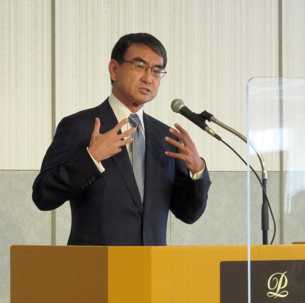 自民党総裁選投開票直前に行った決起集会の壇上で最後の決意を明かす河野太郎行革相（撮影・鎌田直秀）