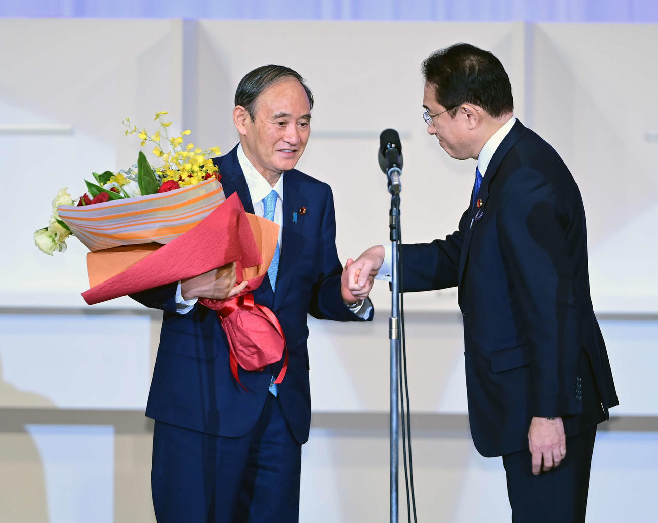 自民党総裁選投開票、自民党総裁選を終え菅義偉前総裁（左）に花束を贈呈する岸田文雄新総裁（撮影・小沢裕）