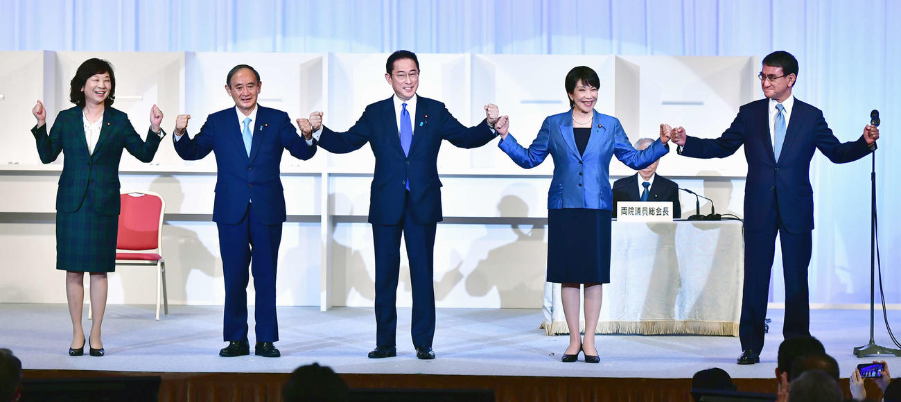 総裁選を終え互いに健闘をたたえ合う、左から野田聖子幹事長代行、菅義偉前総裁、岸田文雄新総裁、高市早苗前総務相、河野太郎行革相（撮影・小沢裕）