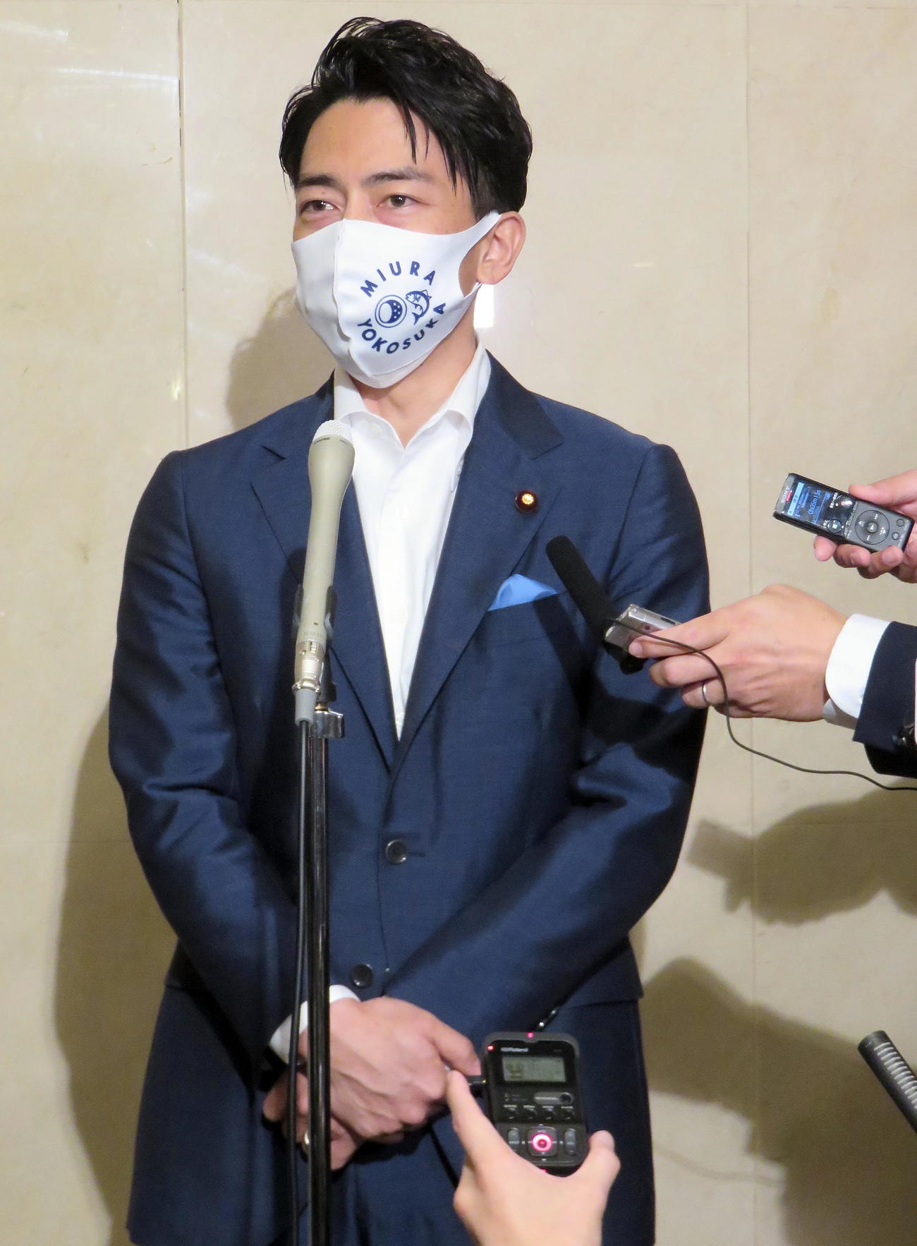 自民党総裁で支援した河野太郎行革相が落選し、悔しさをにじませる小泉進次郎環境相（撮影・鎌田直秀）