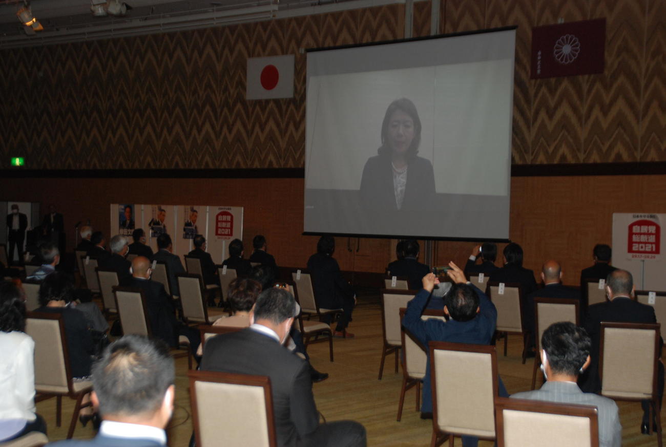 岸田文雄氏が新総裁選出後、地元・広島で行われた報告会では岸田氏の裕子夫人がリモートで後援者に感謝の言葉を伝えた（撮影・松浦隆司）