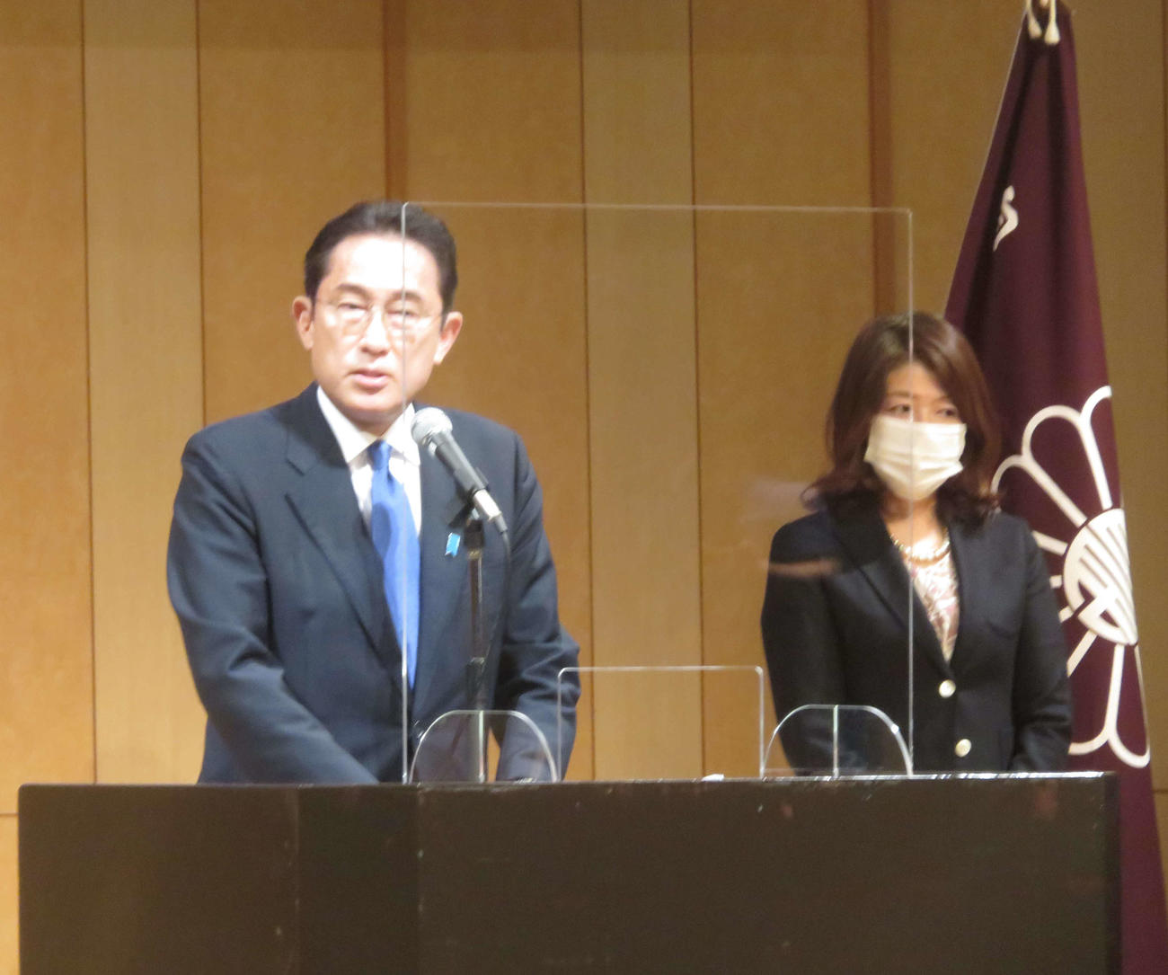 夫の岸田文雄前政調会長（左）とともに投開票前の出陣式に臨んだ裕子さん（21年９月29日撮影）