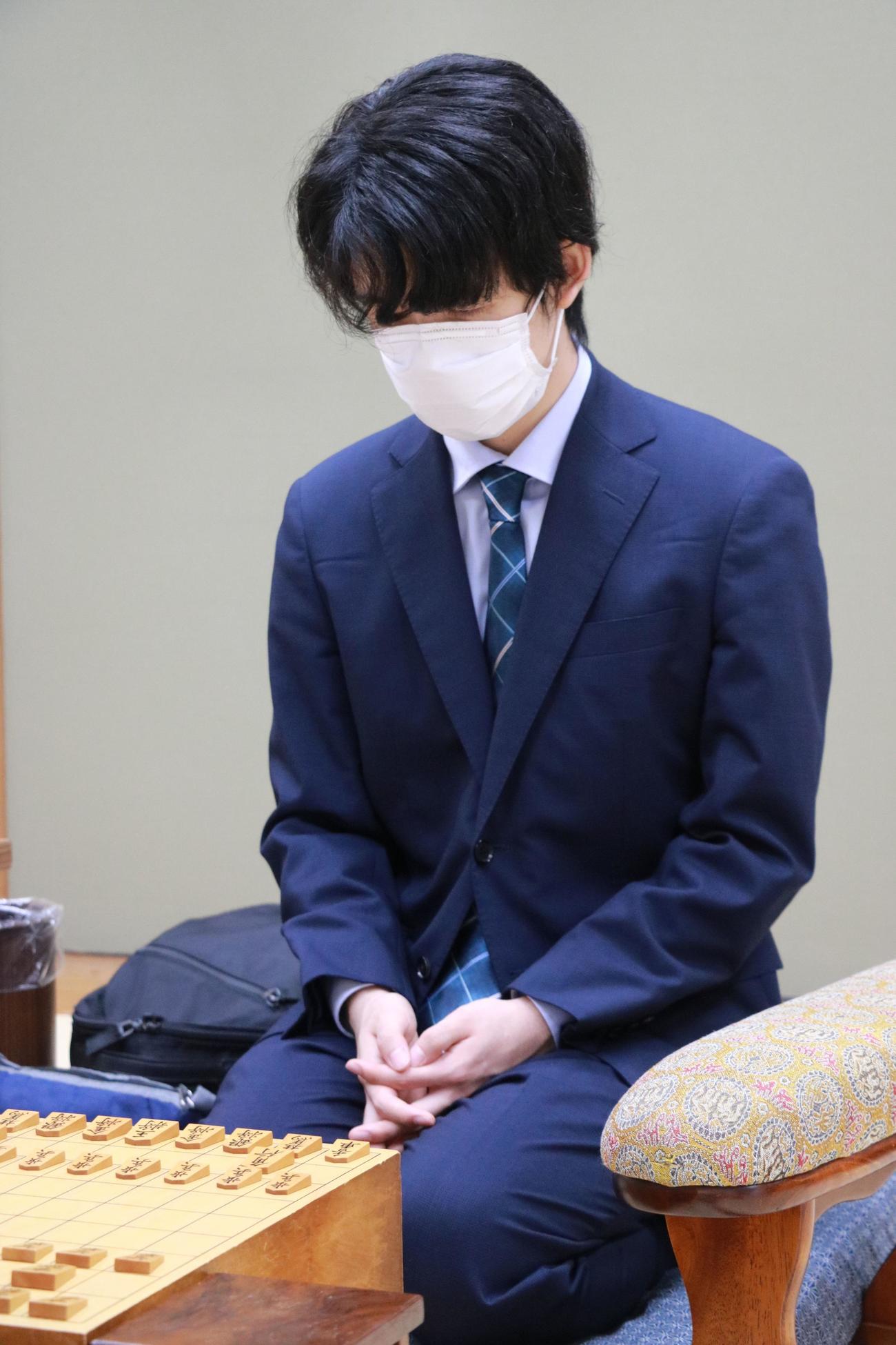 第80期順位戦B級1組6回戦に臨んだ藤井聡太3冠（日本将棋連盟提供）