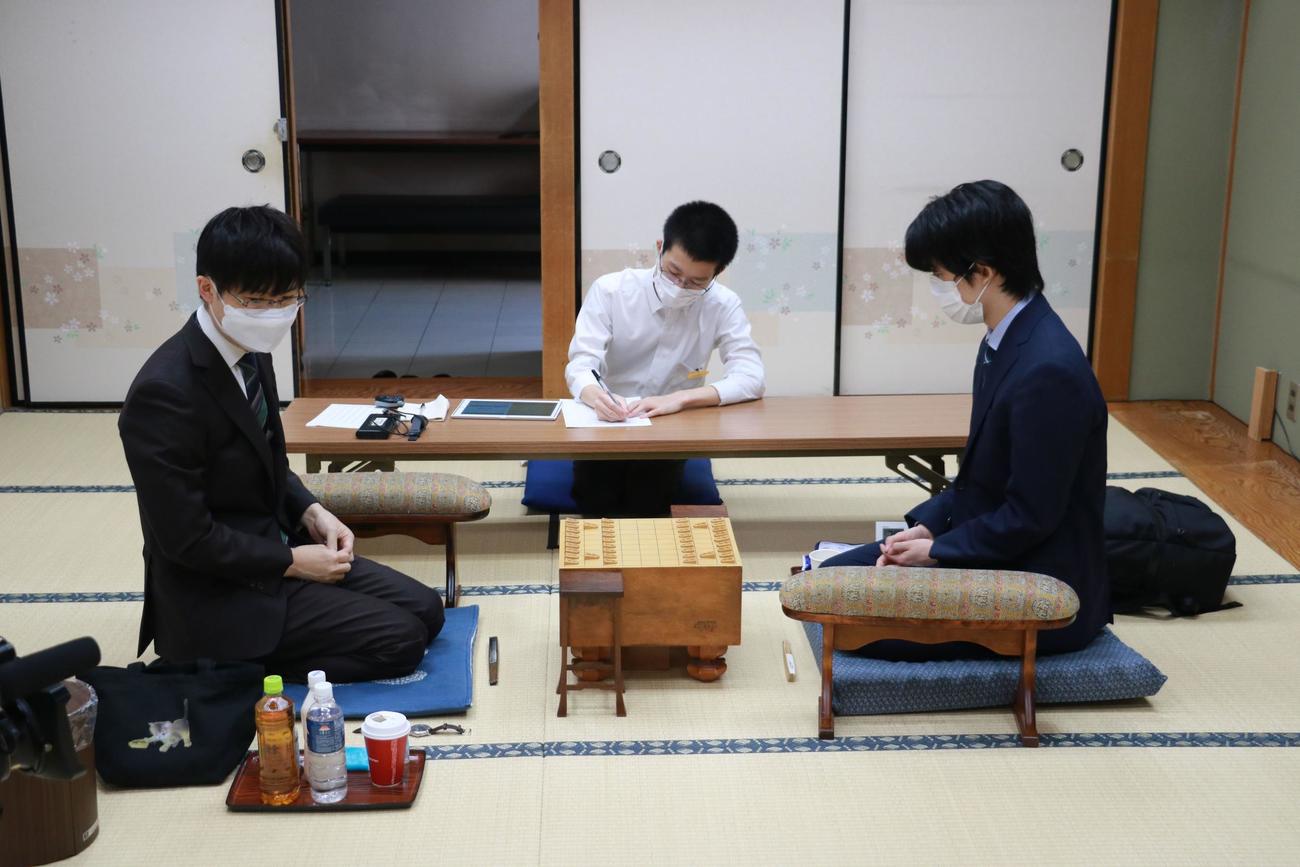 第80期順位戦B級1組6回戦に臨んだ藤井聡太3冠（右）、横山泰明七段（日本将棋連盟提供）