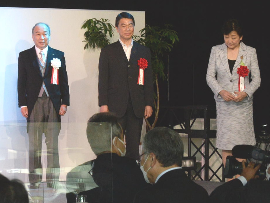記念撮影する佐藤社長（左）村井宮城県知事（中央）郡仙台市長