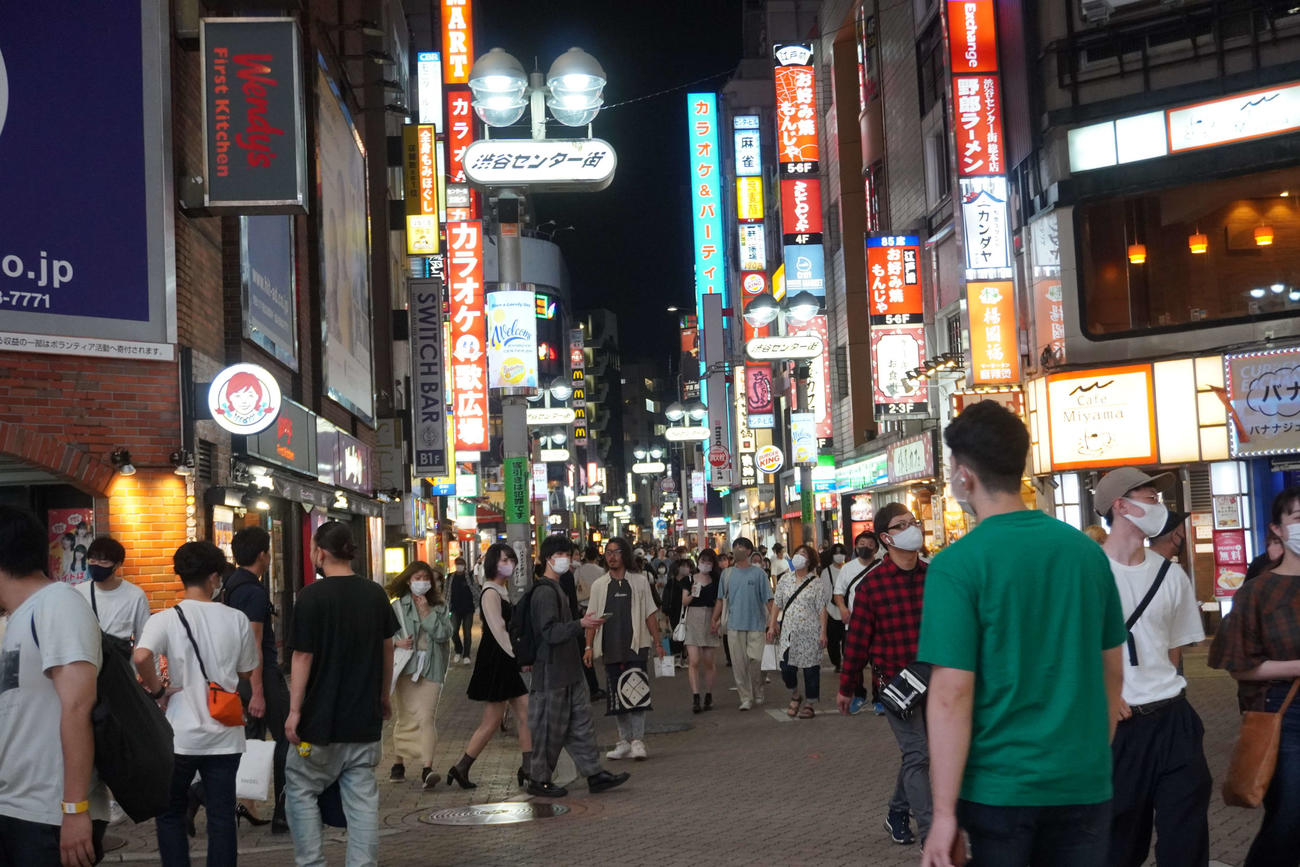 緊急事態宣言解除後の東京・渋谷センター街は多くの若者でごった返した（撮影・沢田直人）