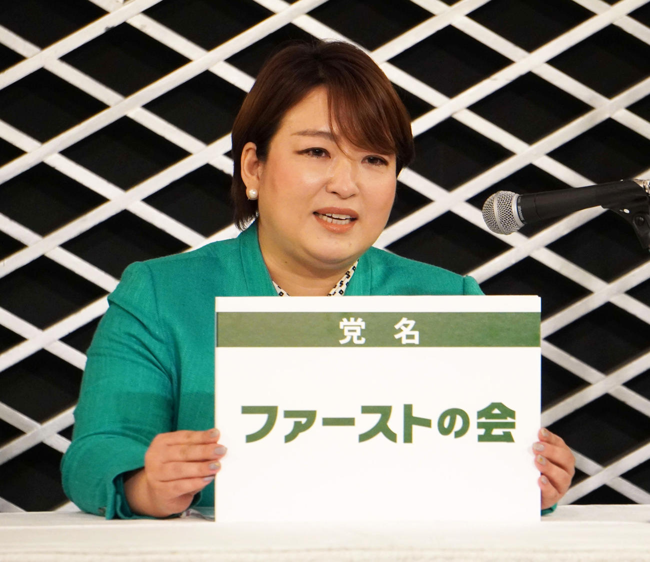 国政新党「ファーストの会」の設立を発表した都民ファーストの会代表の荒木千陽氏（撮影・沢田直人）