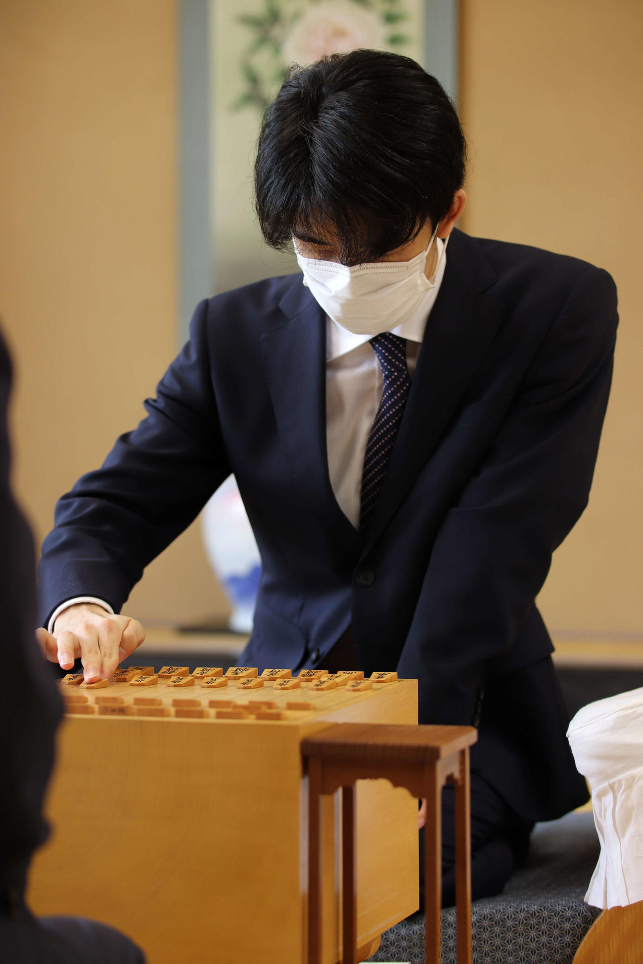 王将戦挑戦者決定リーグ戦で広瀬章人八段と対戦する藤井聡太3冠（日本将棋連盟提供）