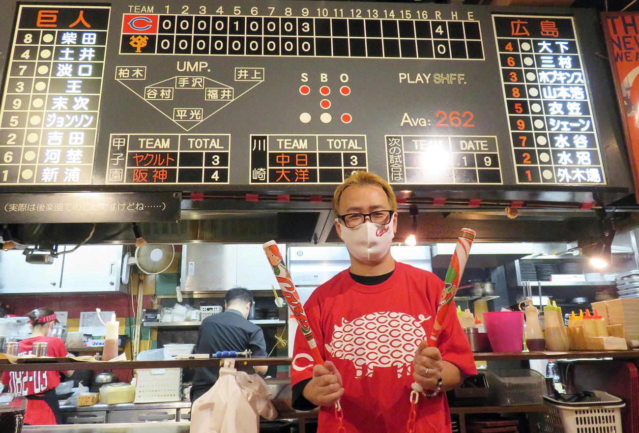 「広島お好み焼きBig－Pig神田カープ本店」オリジナルTシャツを着て、自民党の岸田文雄新総裁に期待を寄せる竹内宏和広報担当（撮影・鎌田直秀）
