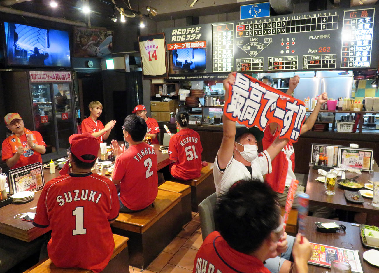 テレビ観戦しながら声を抑えて盛り上がる「広島お好み焼きBig－Pig神田カープ本店」の店内（撮影・鎌田直秀）
