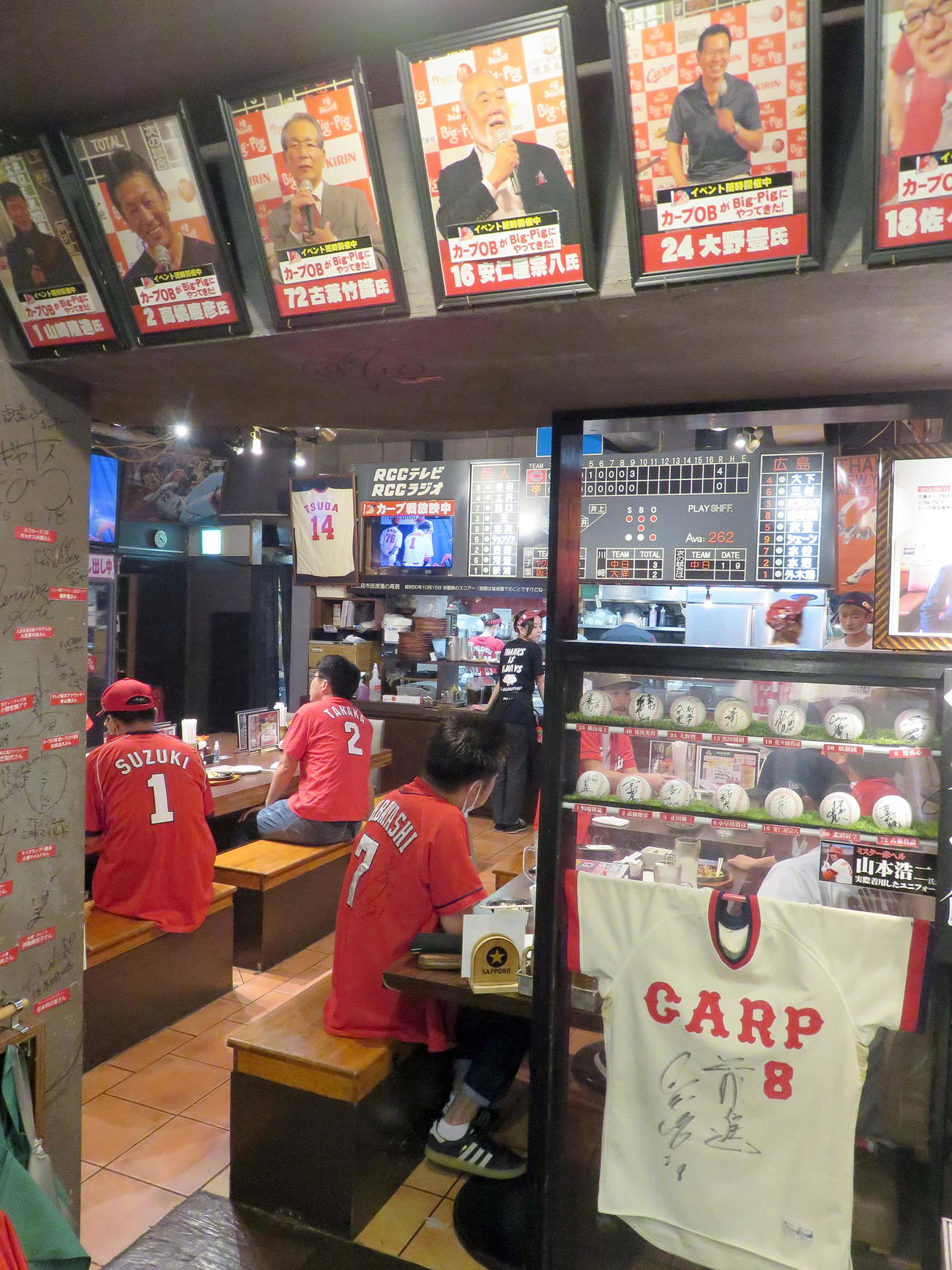 「広島お好み焼きBig－Pig神田カープ本店」店内には来店した広島OBの写真や貴重なお宝品などがズラリ（撮影・鎌田直秀）