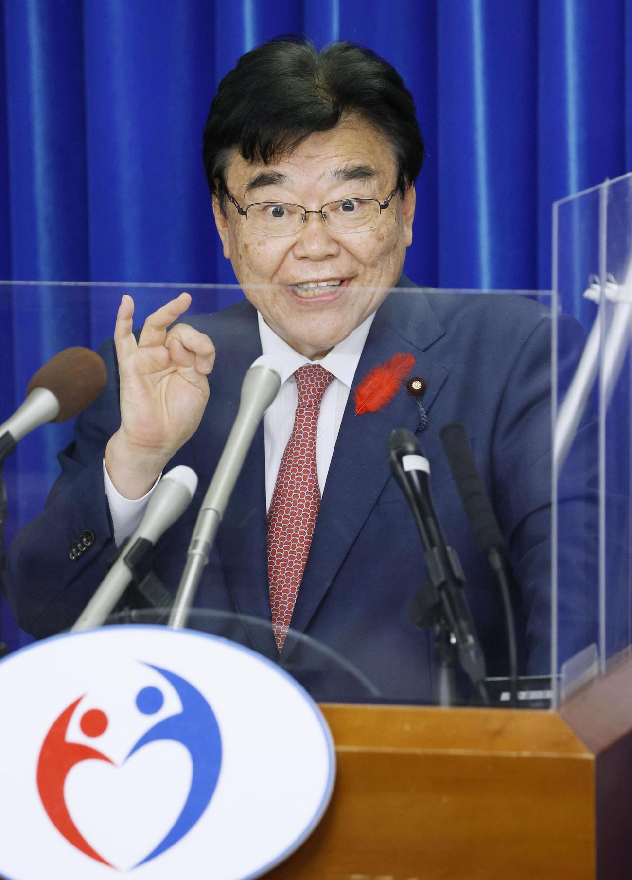 就任記者会見をする後藤厚労相（共同）
