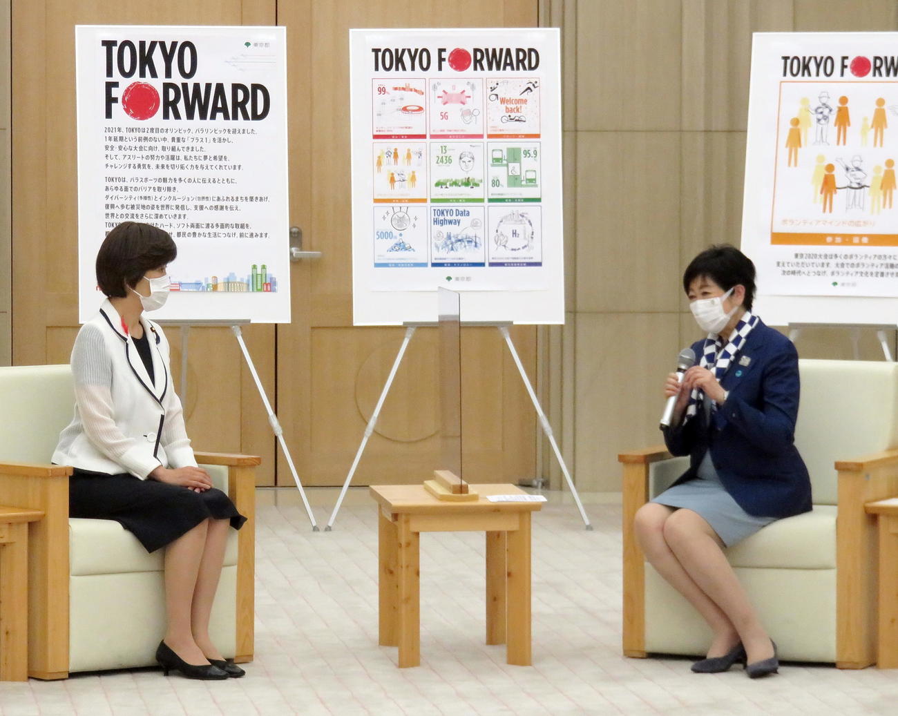 堀内詔子ワクチン相（左）の訪問を受けた東京都の小池百合子知事（撮影・鎌田直秀）
