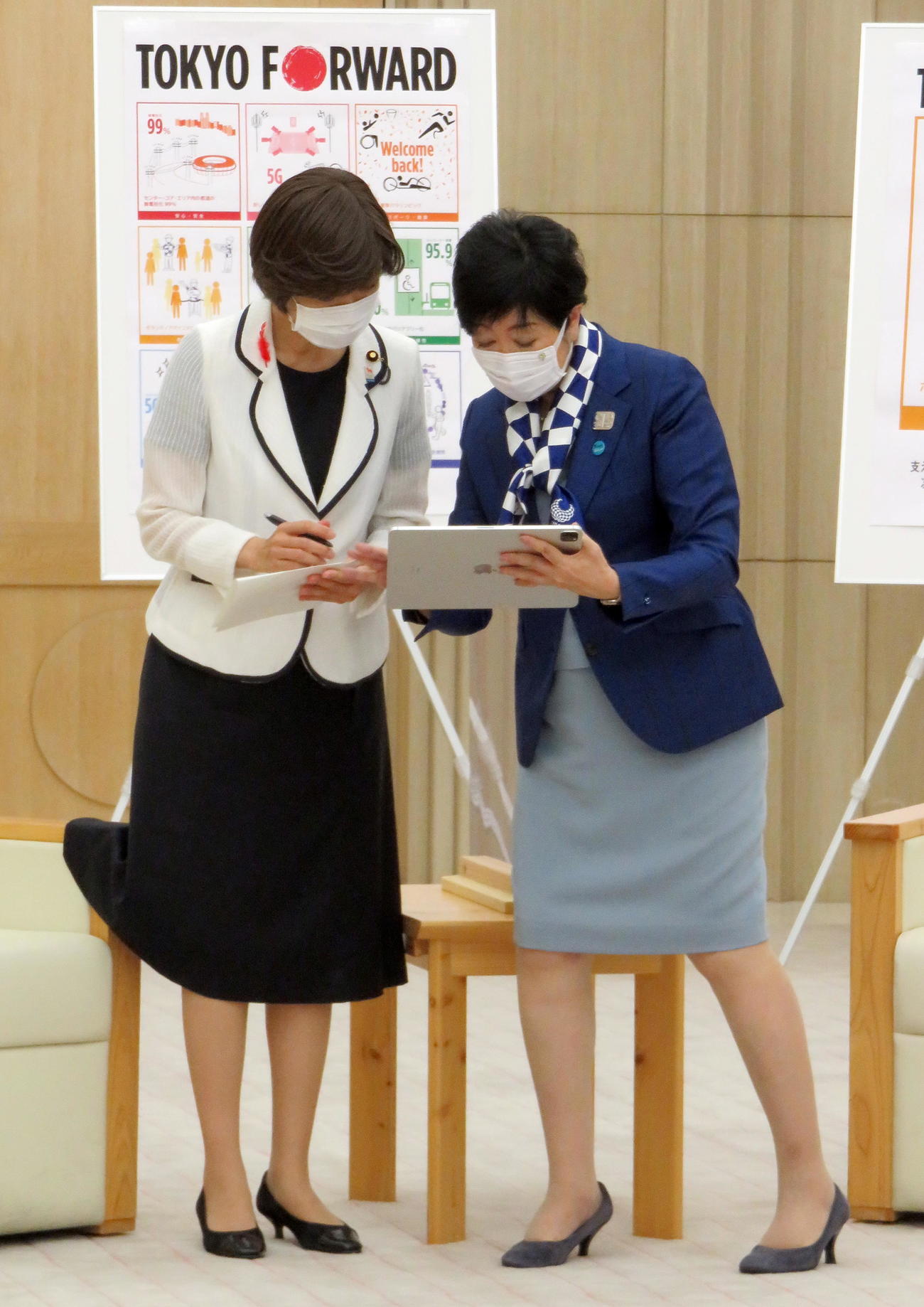 堀内詔子ワクチン相（左）に東京都のワクチン接種率などの資料を説明する小池百合子知事（撮影・鎌田直秀）