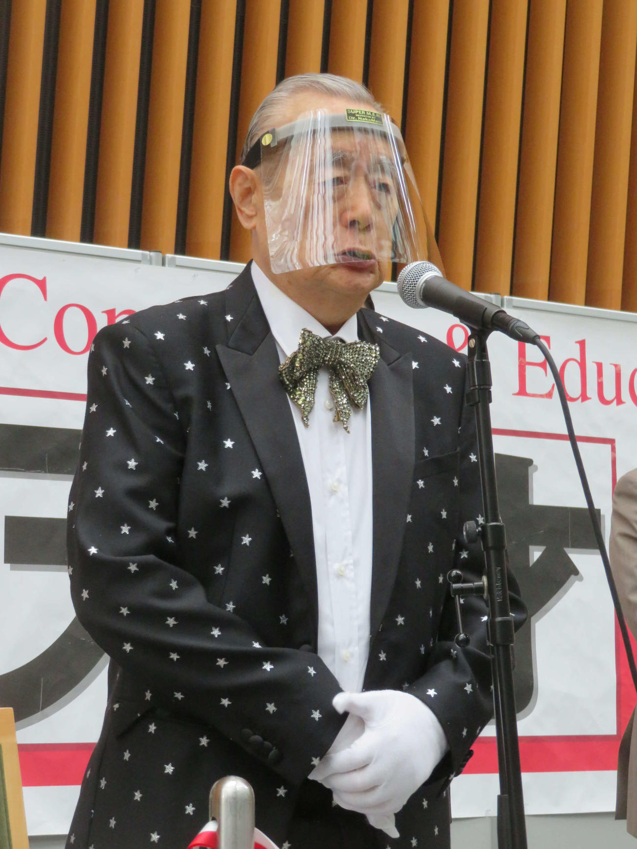 第35回世界天才会議開会式で「君が代」を熱唱するドクター・中松氏（撮影・村上幸将）
