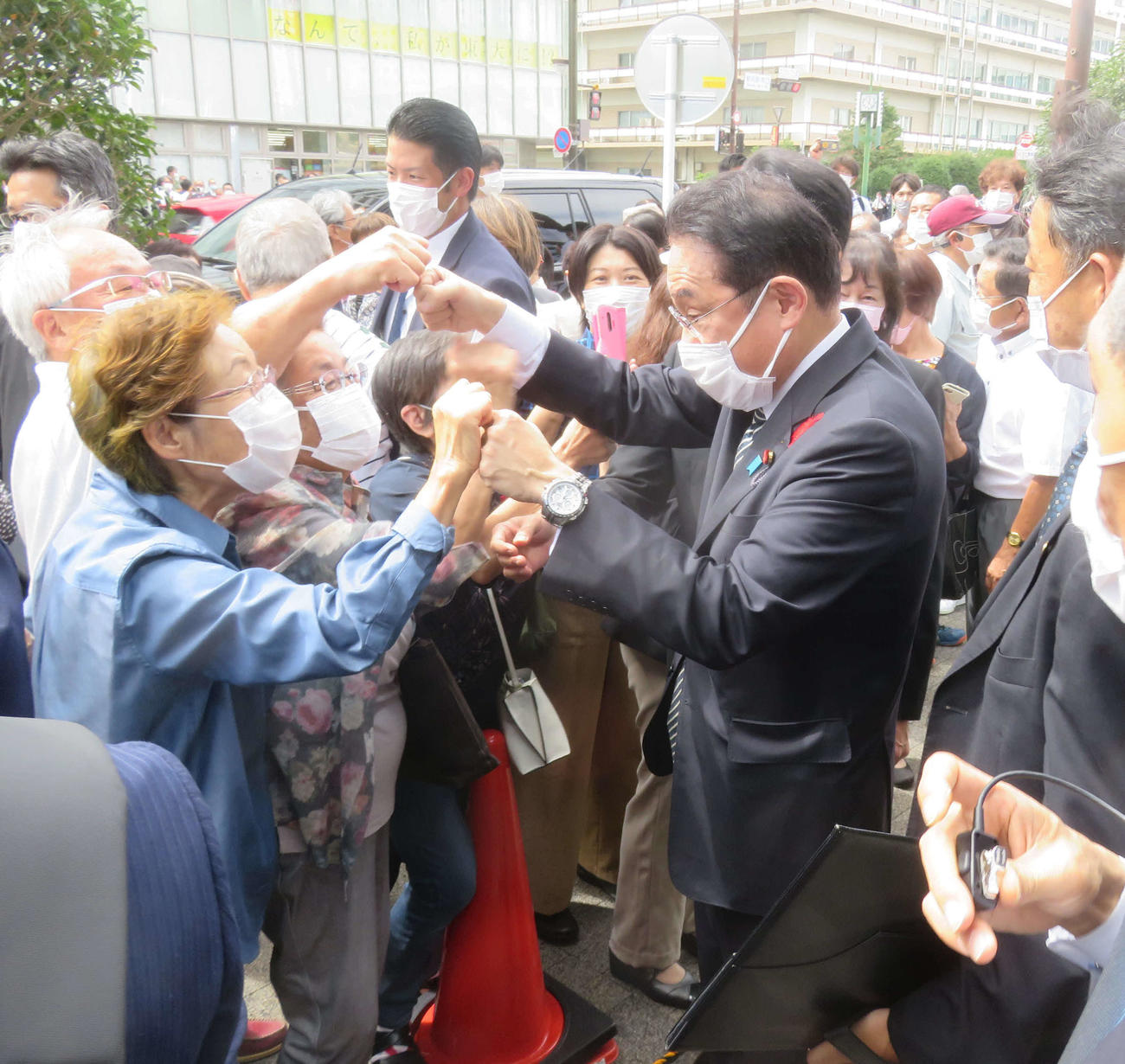岸田文雄首相は就任後、初の街頭演説で歩道を埋めた聴衆とグータッチを交わした（撮影・大上悟）