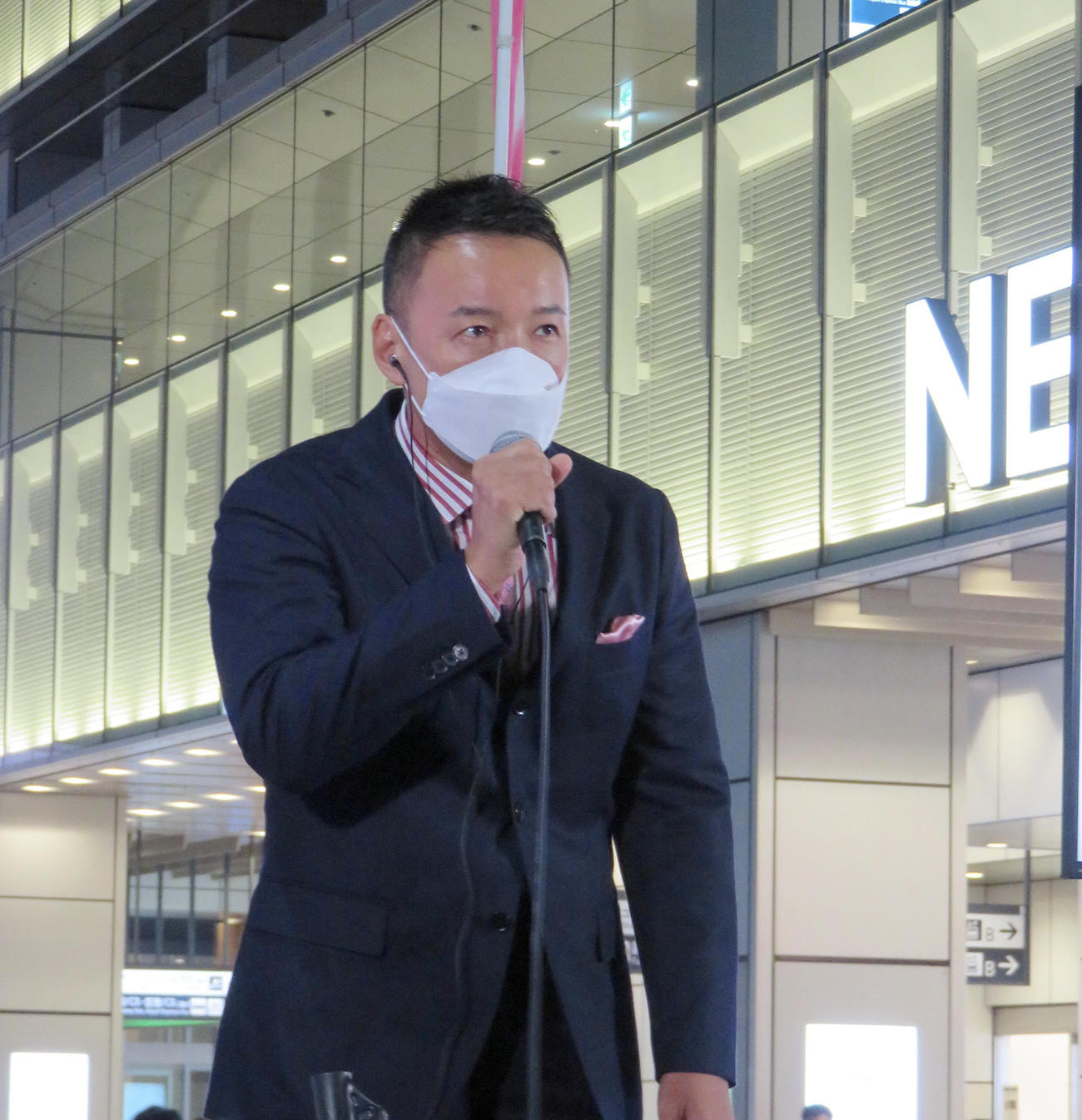 JR新宿駅前で街頭演説を行うれいわ新選組の山本太郎代表（撮影・鎌田直秀）