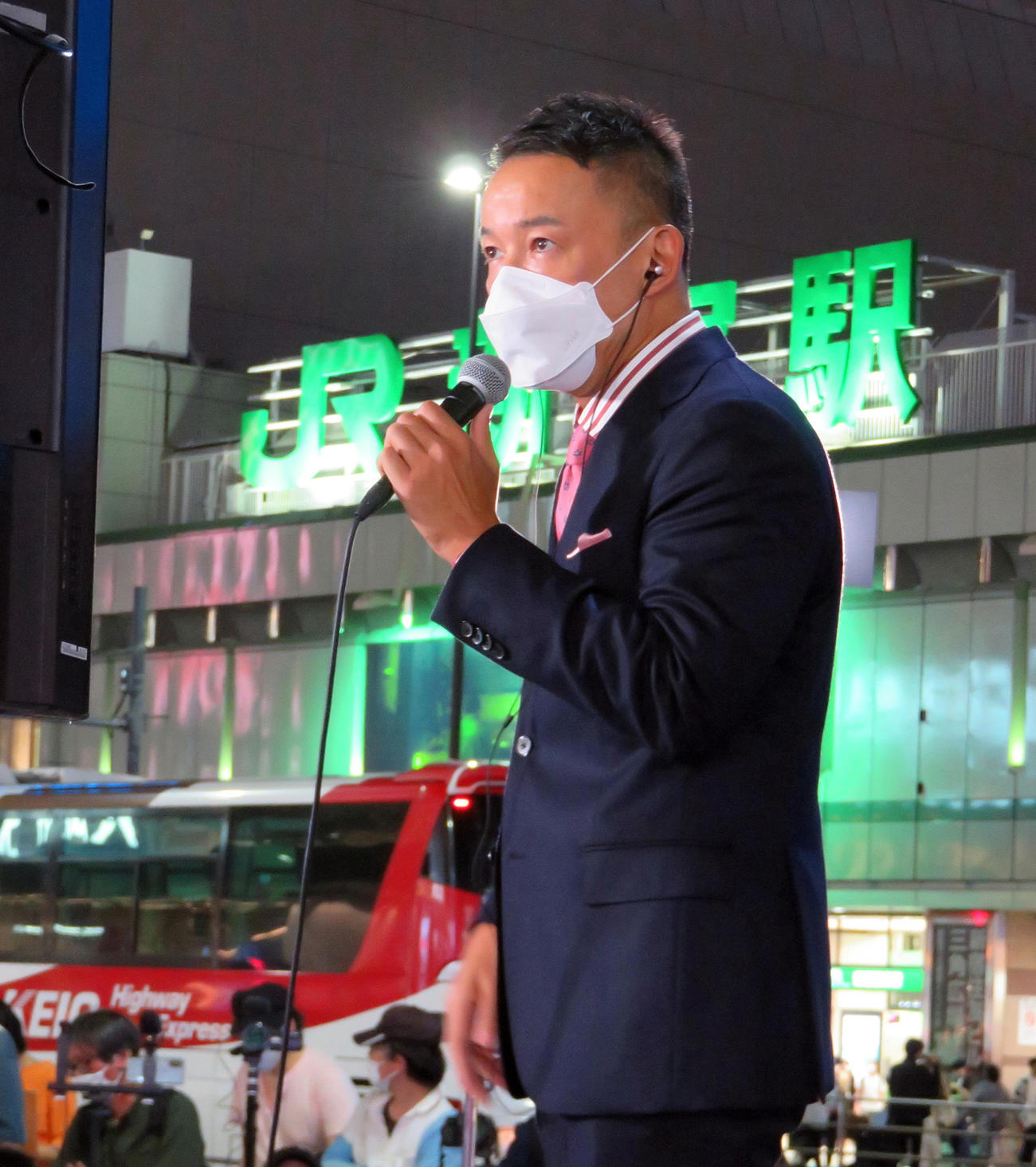 JR新宿駅南口で衆院選東京8区出馬を公表する街頭演説を行うれいわ新選組の山本太郎代表（撮影・鎌田直秀）