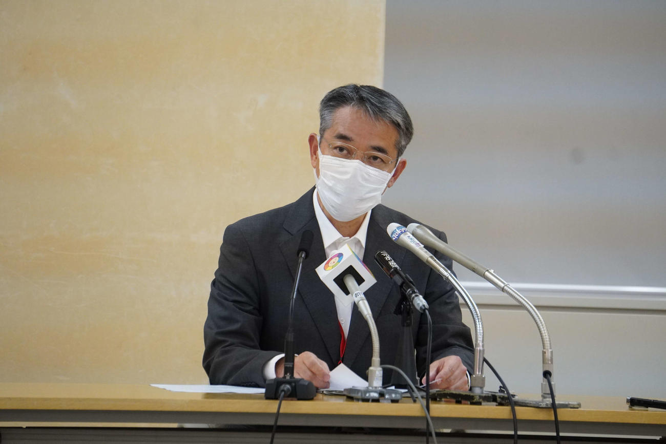 上野動物園の双子のジャイアントパンダの名前について説明する福田豊園長（撮影・沢田直人）