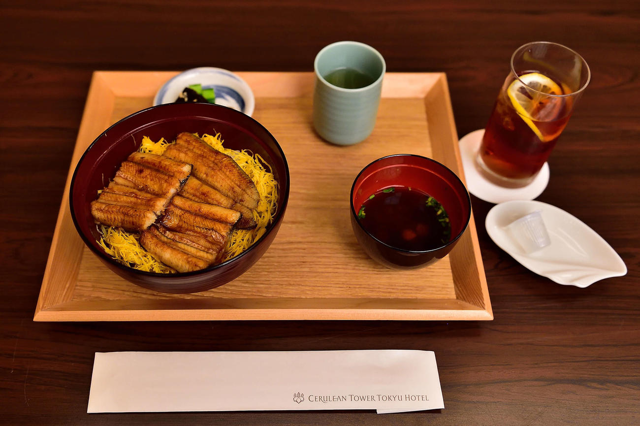 豊島竜王の2日目の昼食は「うな丼」とアイスレモンティー（日本将棋連盟提供）