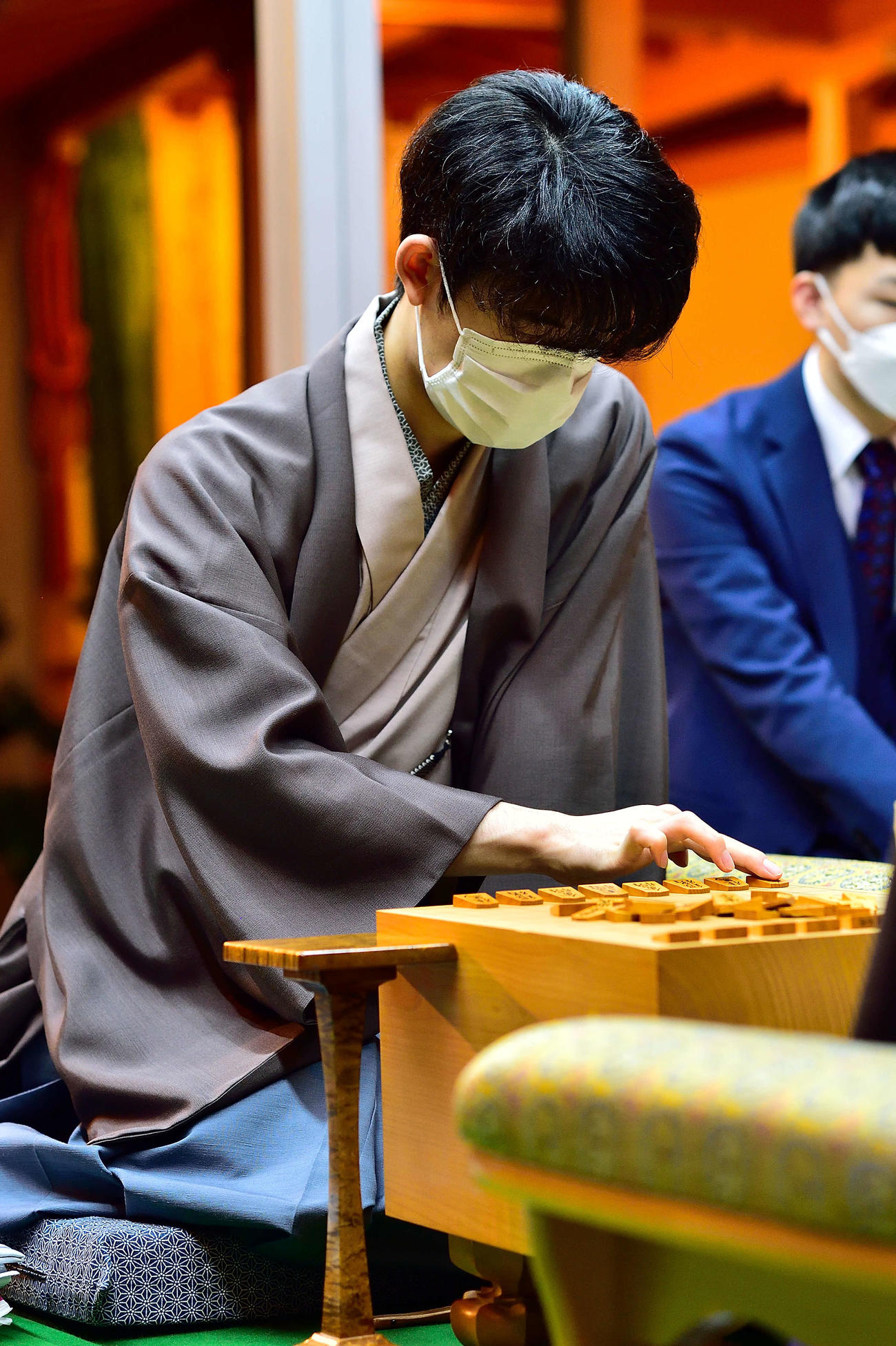 2日目の対局再開に臨む藤井聡太3冠（日本将棋連盟提供）