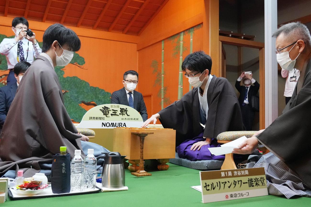 封じ手を指す豊島将之竜王（右）と封じ手を確認する藤井聡太3冠（代表撮影）