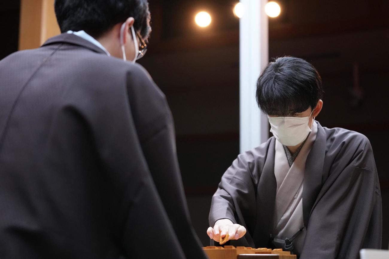 1日目の指し手を再現する藤井聡太3冠（代表撮影）