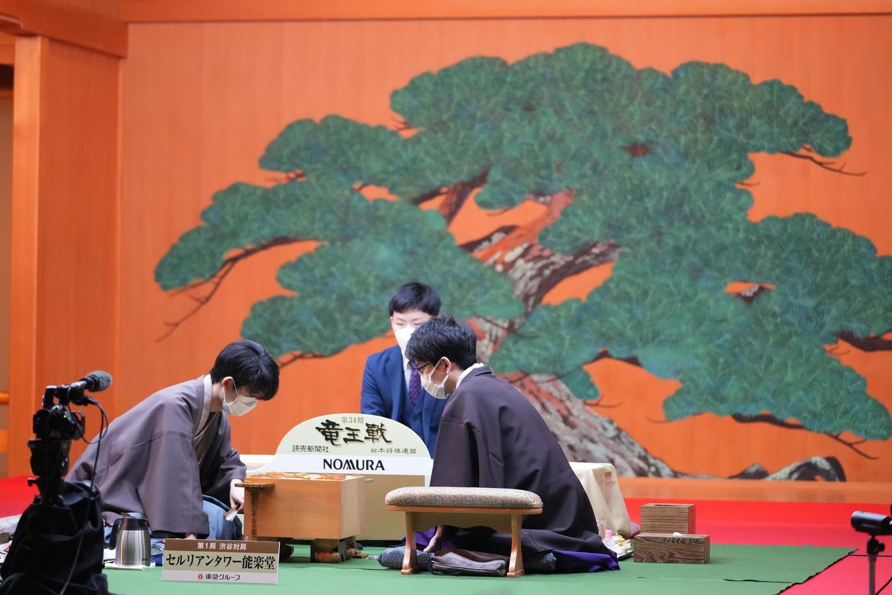 盤面を見つめる豊島将之竜王（右）と藤井聡太3冠（代表撮影）