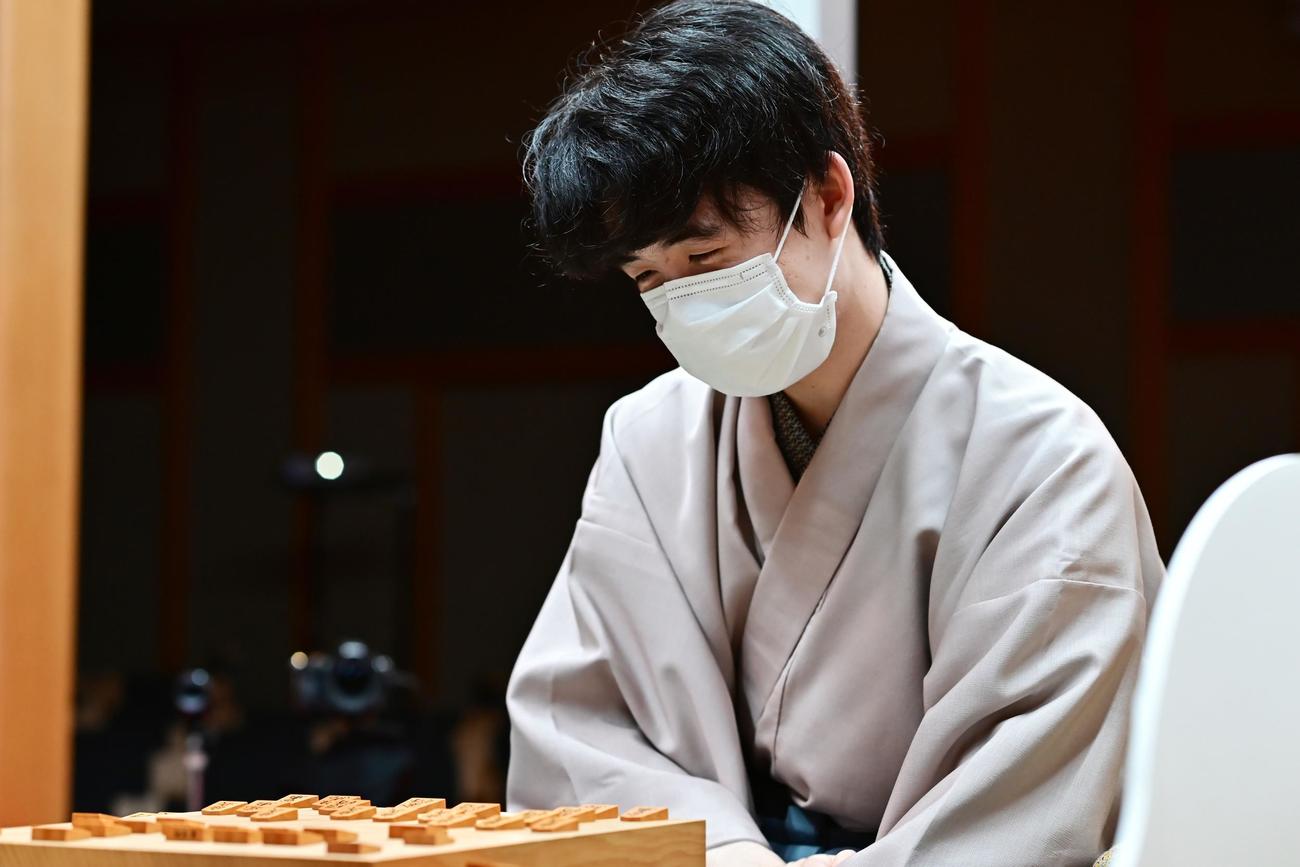 終局後、感想戦を行う藤井聡太3冠（日本将棋連盟提供）