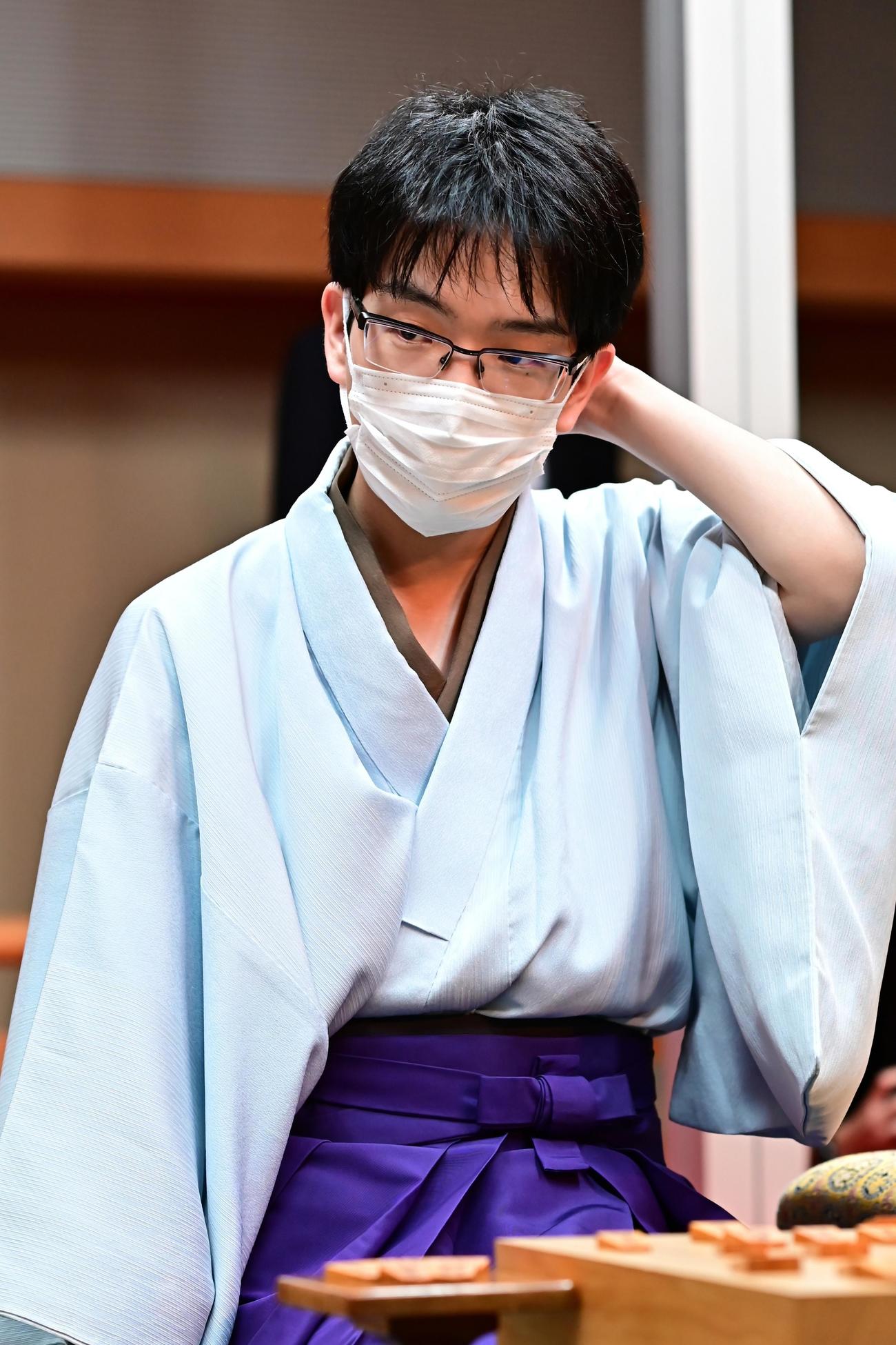 終局後、インタビューを受ける豊島将之竜王（日本将棋連盟提供）
