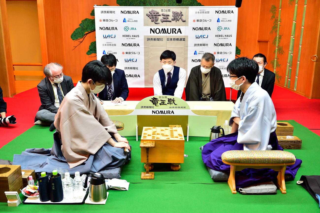 終局後、インタビューを受ける藤井聡太3冠（左）、豊島将之竜王（日本将棋連盟提供）