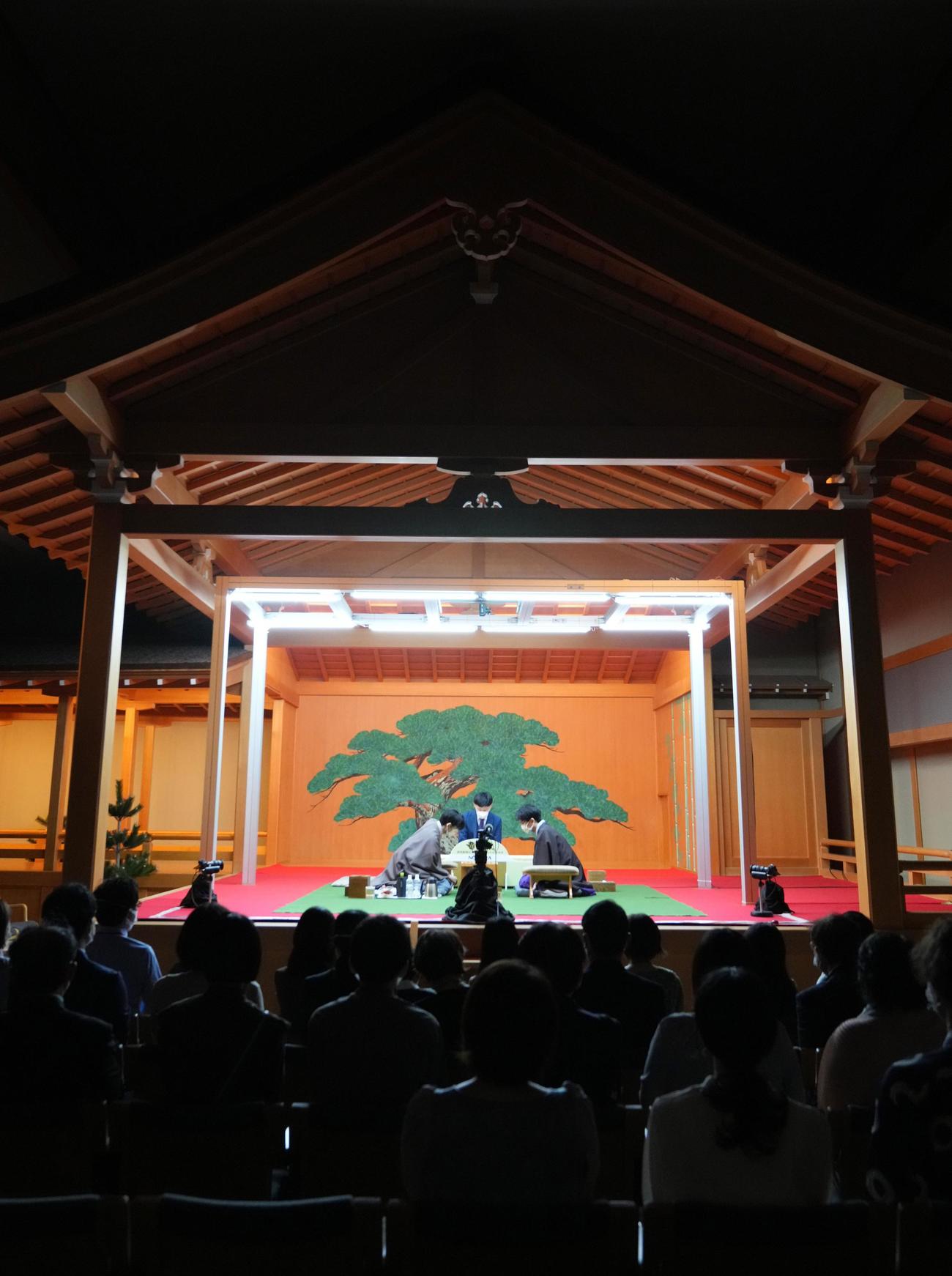 将棋第34期竜王戦7番勝負　第1局　藤井聡太三冠対豊島将之竜王　豊島将之竜王（右）の封じ手から再開された第1局（代表撮影）
