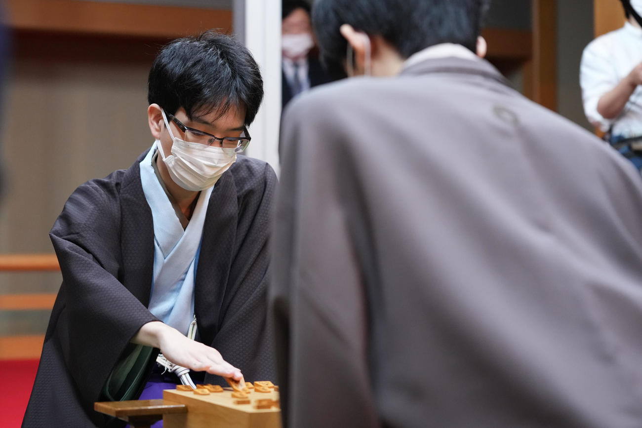 1日目の指し手を再現する豊島将之竜王（代表撮影）