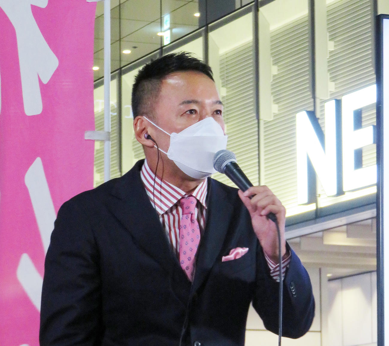 8日、JR新宿駅前で街頭演説を行うれいわ新選組の山本太郎代表