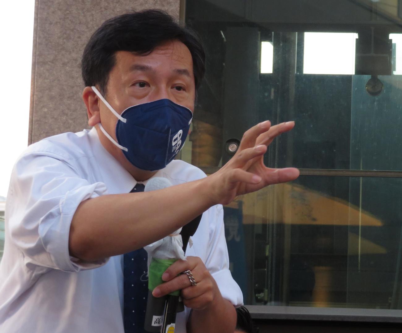 埼玉・JR武蔵浦和駅西口で手振りを交えて立憲民主党枝野幸男代表が街頭演説をした（撮影・寺沢卓）