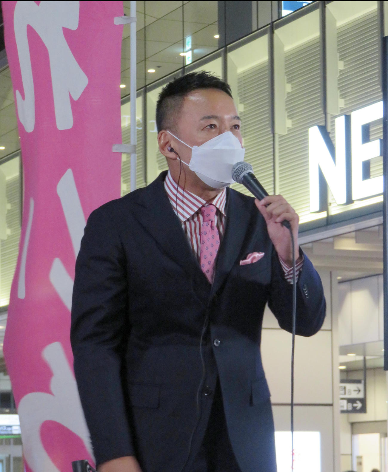 JR新宿駅前で街頭演説を行うれいわ新選組の山本太郎代表（2021年10月8日撮影）