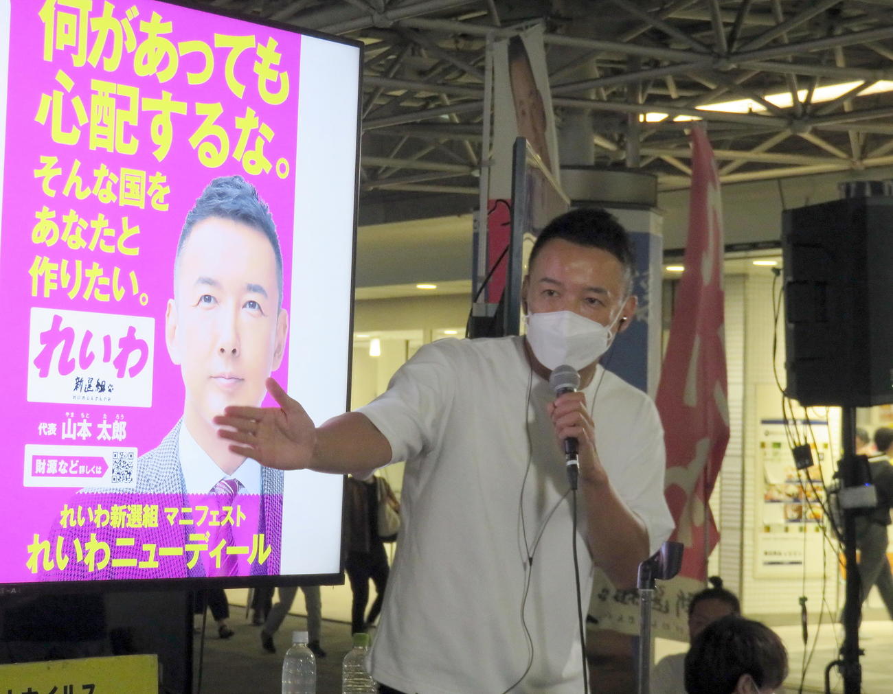 東武鉄道新越谷駅前での街頭演説でモニターを使って有権者に説明する、れいわ新選組の山本太郎代表（撮影・鎌田直秀）