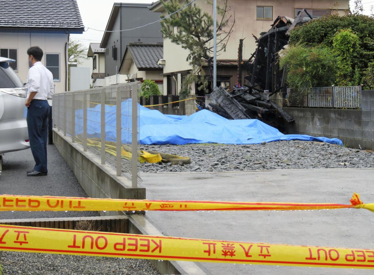 火災で全焼した住宅（奥右）（共同）