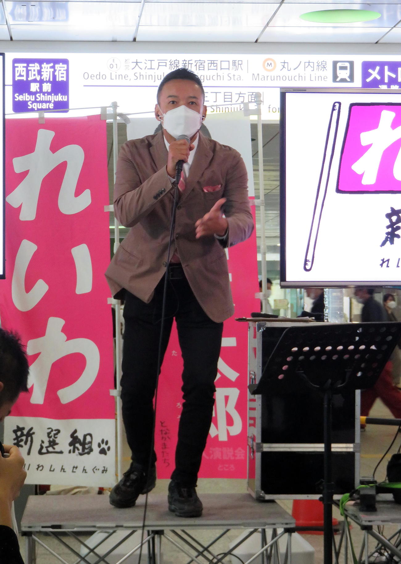 新宿駅西口で街頭記者会見を行う、れいわ新選組の山本太郎代表（撮影・鎌田直秀）