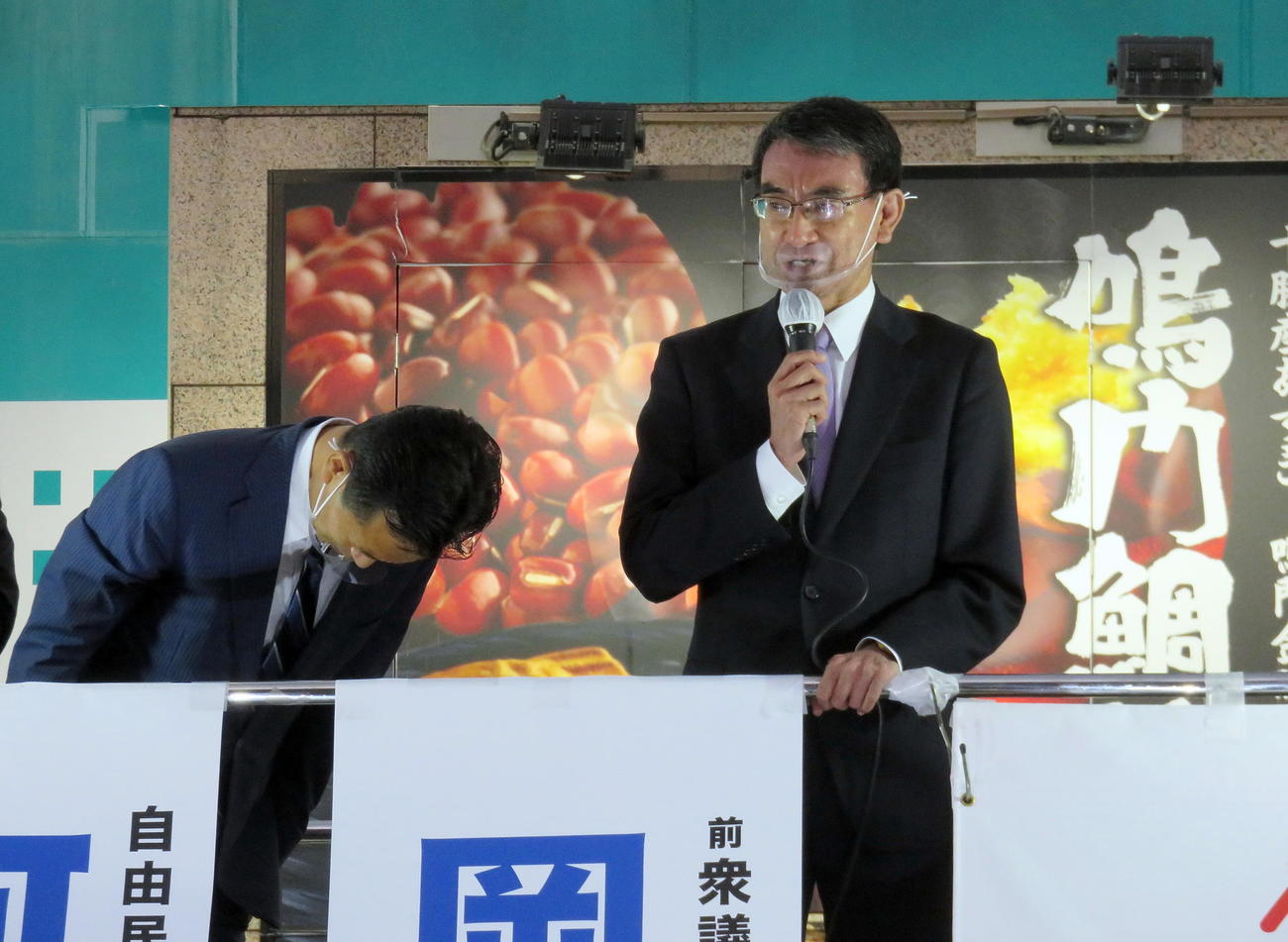 JR赤羽駅前で公明党公認候補者（左）の応援演説を行う自民党の河野太郎広報本部長（撮影・鎌田直秀）