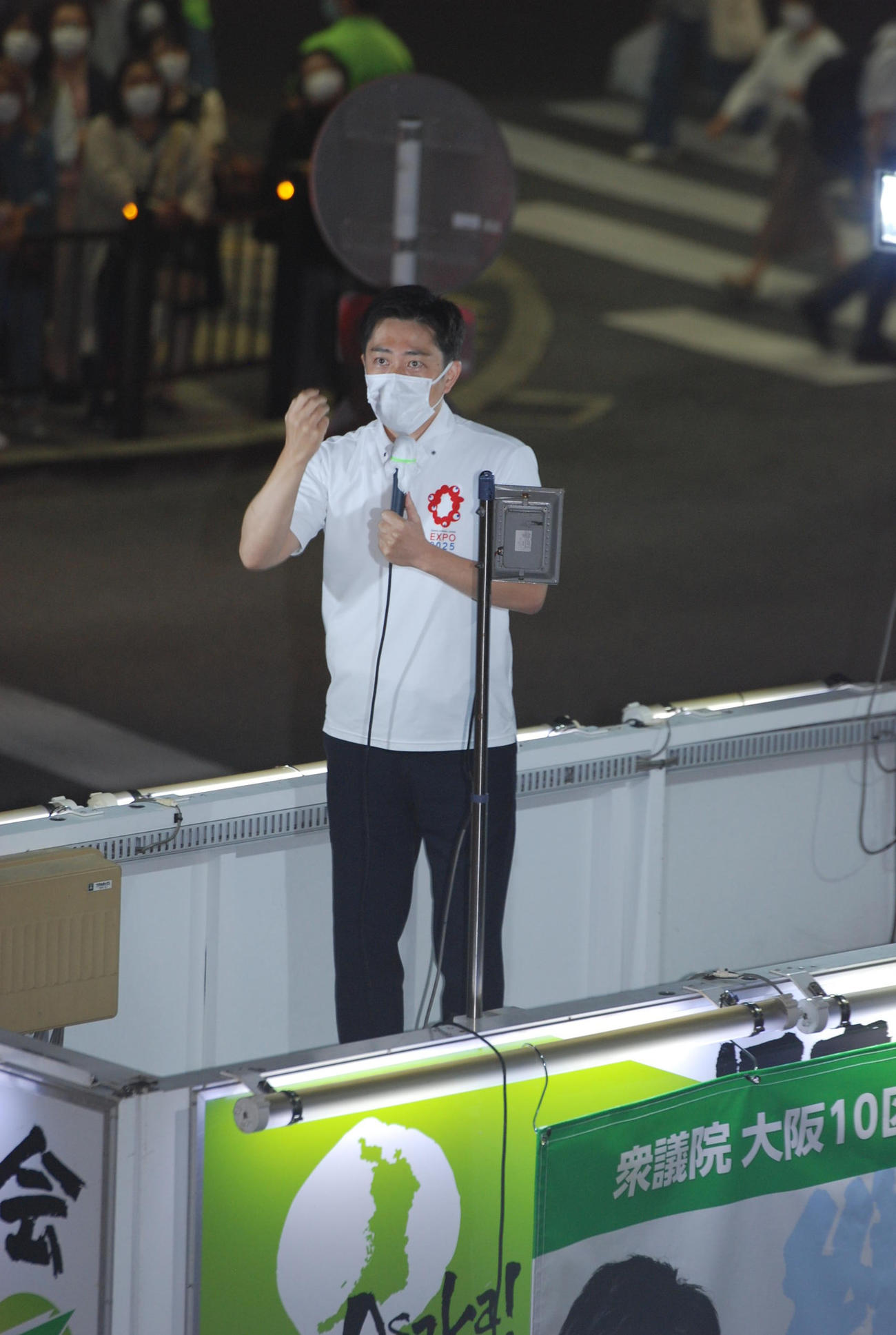 JR高槻駅前で維新の新人候補の応援に入った日本維新の会副代表の吉村洋文大阪府知事（左）（撮影・松浦隆司）
