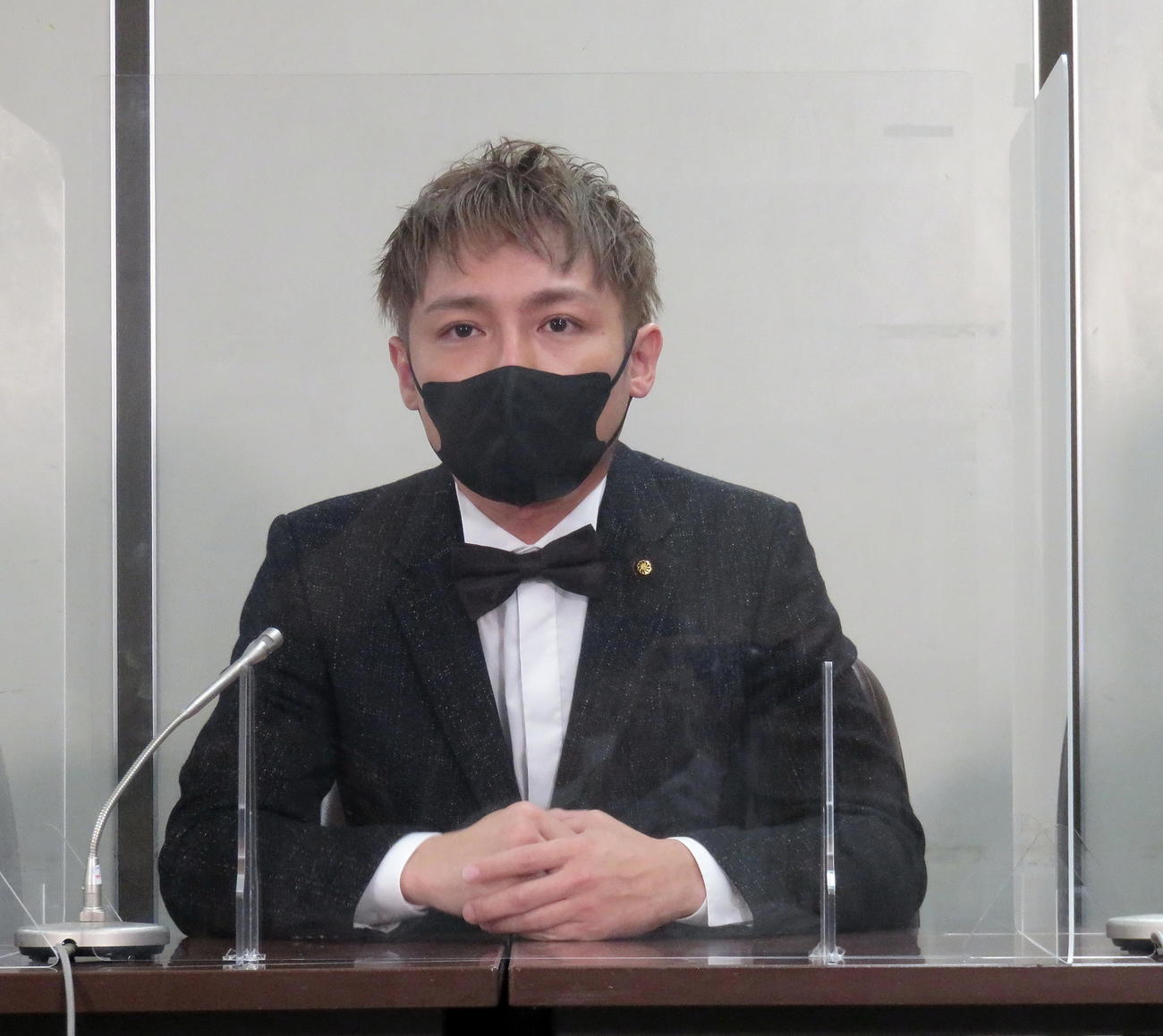 判決後、会見を行う戸田市議のスーパークレイジー君議員（撮影・鎌田直秀）