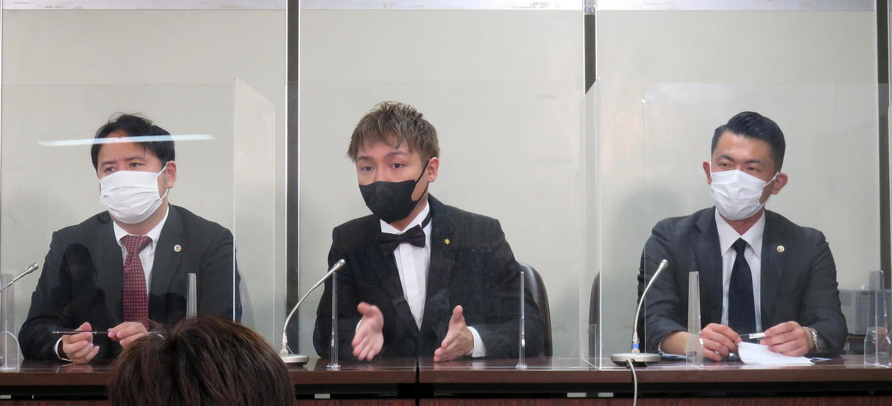 判決後の会見で報道陣の質問に答える戸田市議のスーパークレイジー君議員（中央）（撮影・鎌田直秀）