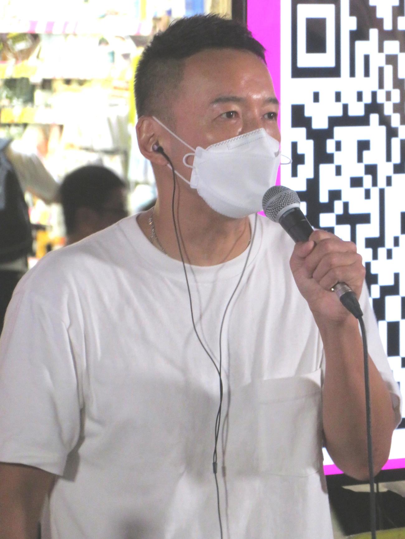 ステージ上でスーツを脱いでTシャツ姿でれいわ新撰組の山本太郎代表が東京・JR池袋駅西口で街頭演説を行った（撮影・寺沢卓）